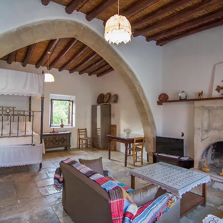 בית כפרי Chloe's House Pano Akourdalia