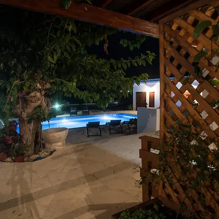 בית כפרי Chloe's House Pano Akourdalia