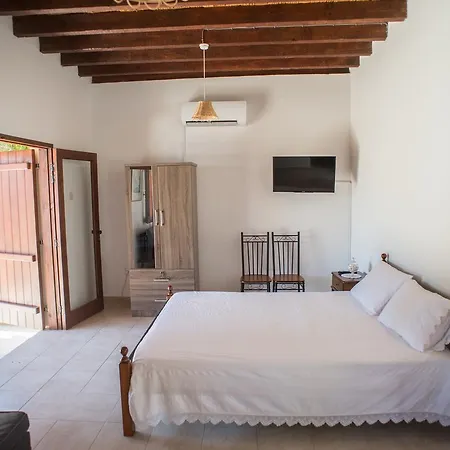 Landhaus Chloe's House Pano Akourdalia